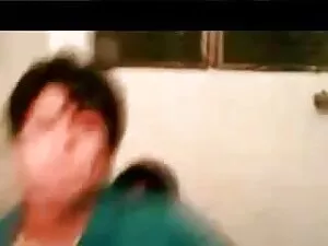 आकर्षक नट के साथ आकर ...