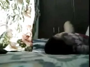 दो किशोर जोड़े एक सड ...