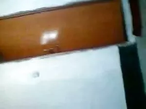 एनी क्रूज़ उसके स्क् ...