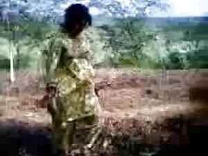 सुंदर महिला ने तंग ल ...