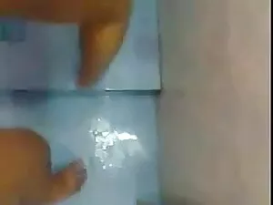 सारा उसे तंग बिल्ली  ...