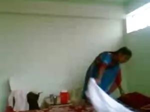 सींग का बना लड़की पर ...