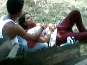 सींग का बना लड़की टक ...