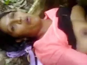 काले जूते में एक फुल ...