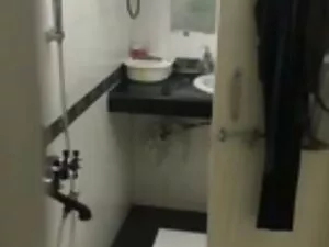 छोटी सफेद लड़की एक ब ...